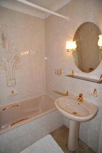 Cannes Rentals, rental apartments and houses in Cannes, France, copyrights John and John Real Estate, picture Ref 069-03